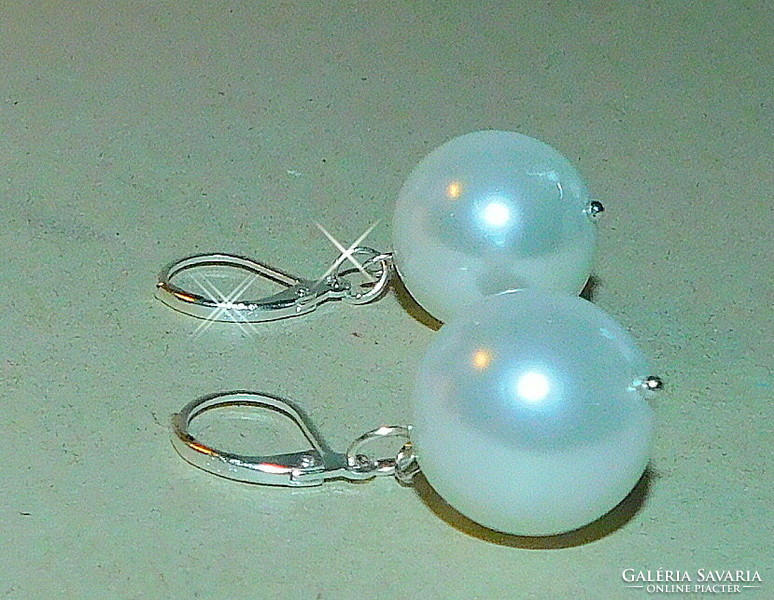 Off-white sphere large shell pearl pearl earrings