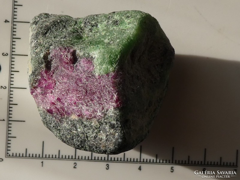 Természetes Aniolit (Rubin-zoisit-amfibol / Rubinzoizit) darab, nyers ásvány. 70 gramm