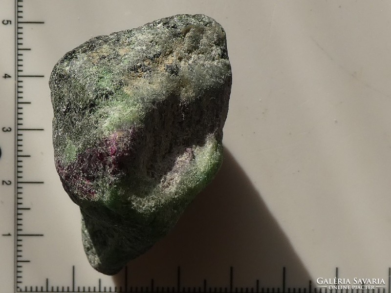 Természetes Aniolit (Rubin-zoisit-amfibol / Rubinzoizit) darab, nyers ásvány. 70 gramm