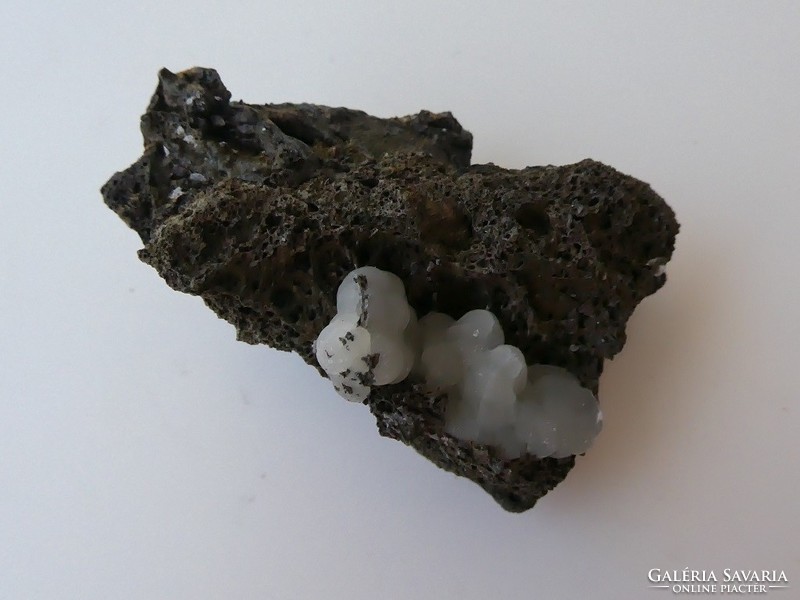 Természetes Kalcit kristályok a lávakő anyakőzeten. Fluoreszkáló és foszforeszkáló ásvány. 16 gramm