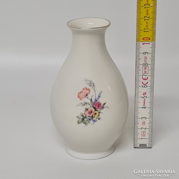 Hollóházi virágmintás porcelán díszváza (1823)
