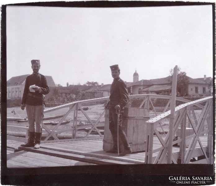 Szerb pézügyőr és csendőr háttérben Veliko Gradište 1902