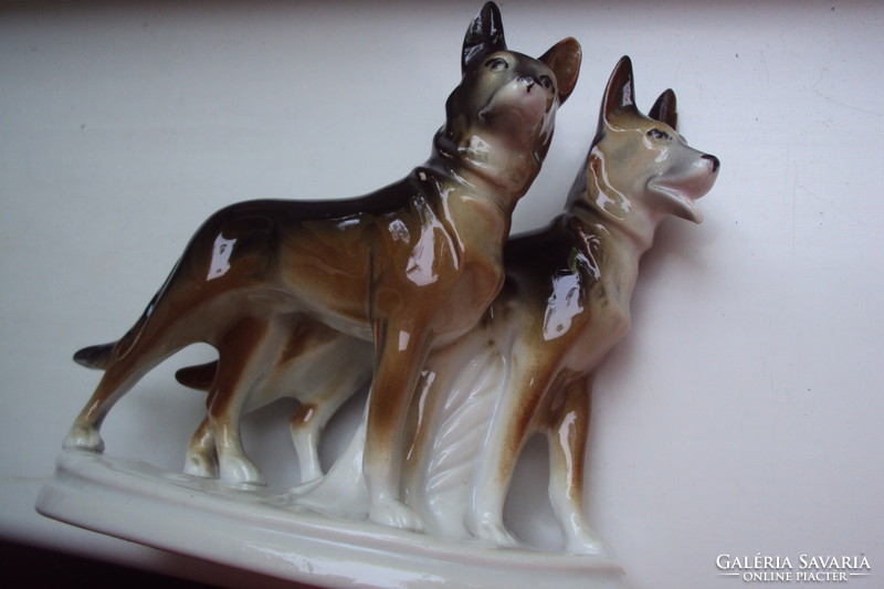 NÉMETJUHÁSZ kutyapár.---Kézzel festett, figurális porcelán vitrin dísz.(német jelzéssel)