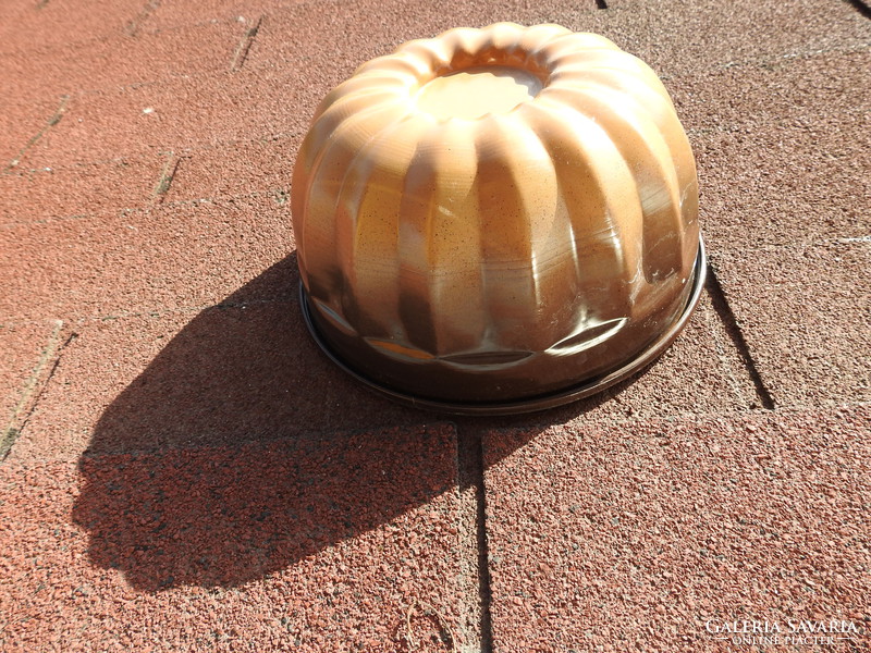 Barna színű zománcozott fém kuglóf sütőforma