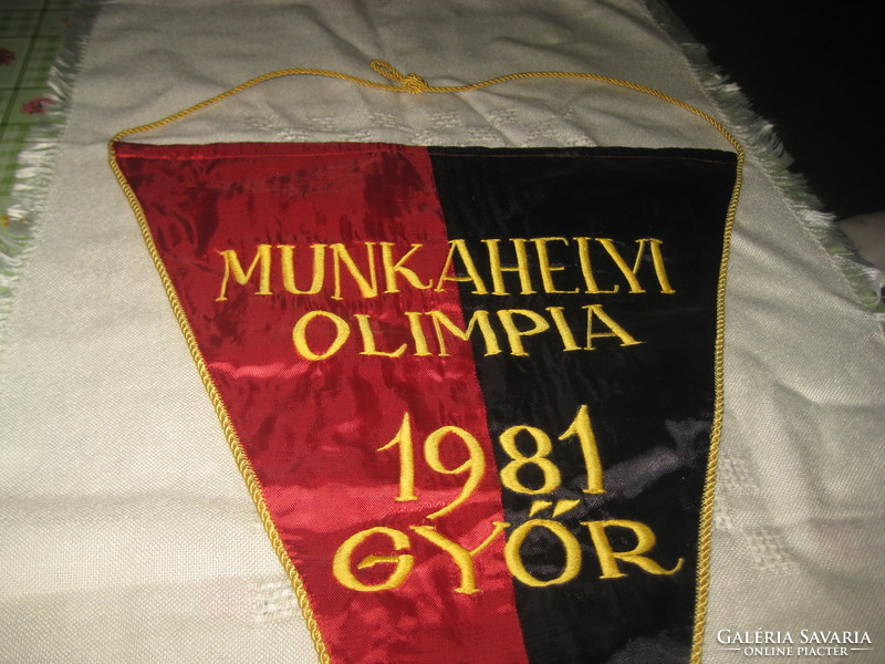 Szocialista emlék  :Munkahelyi Olimpia 1981 Győr - Pécs  selyem zászló 36 x 50 cm