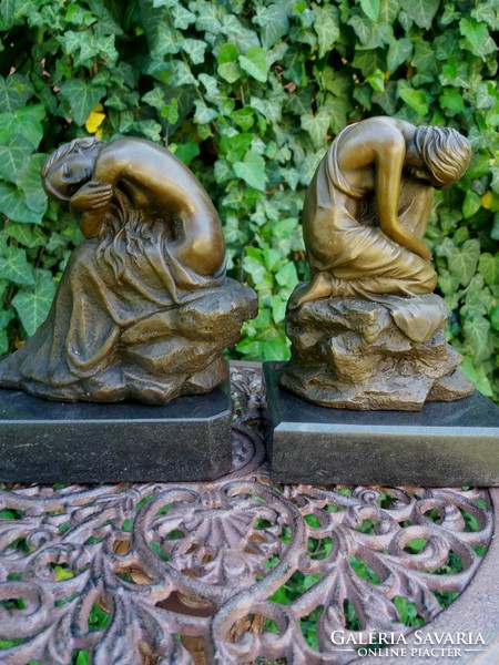 Pihenő hölgy kisplasztika bronz szobrok
