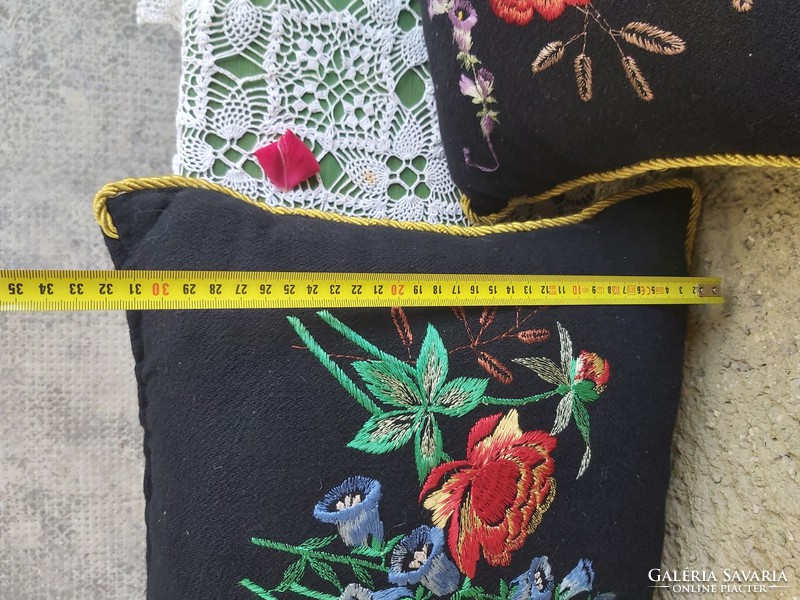 Embroidered with silk? Folk floral pillow pillow nostalgia piece collector village peasant decoration