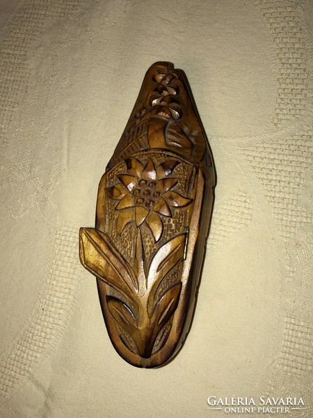 Carved jewelry holder in the form of slippers