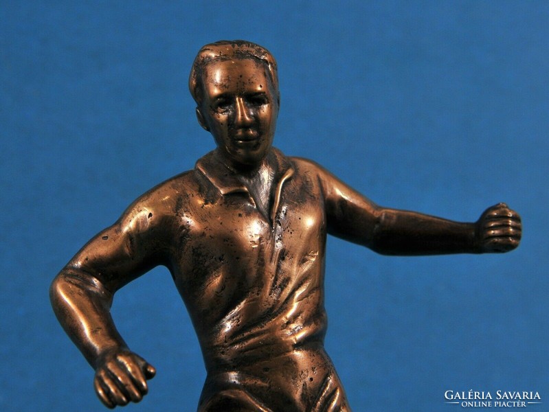 Puskás Ferenc (1927-2006) híres magyar labdarúgó bronz szobra