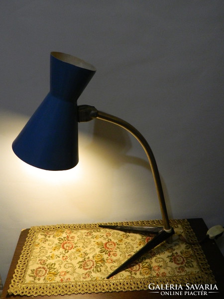 Retro csirkelábú fém asztali lámpa