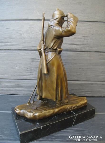 Orosz síelő katona - bronz szobor műalkotás