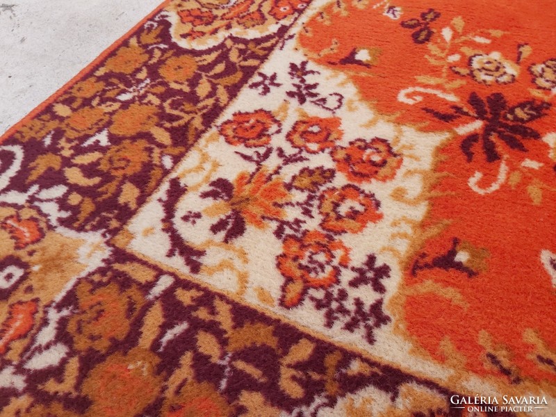 134*200 cm-es nagyméretű narancssárga mintás  szőnyeg   nosztalgia darab .