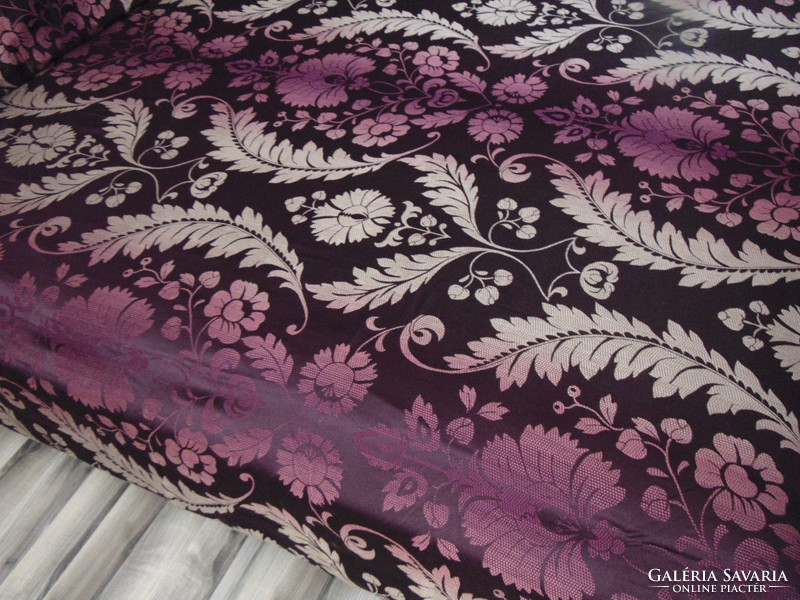 Beautiful woven brocade bedding with a baroque pattern