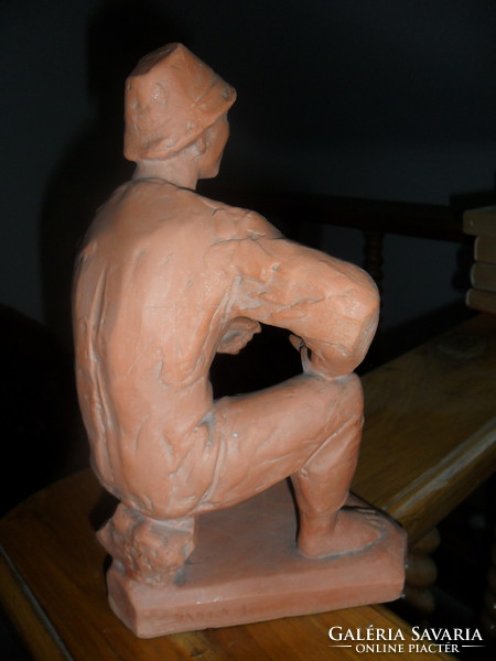 Varga Imre szobrász terrakotta szalonnázó férfi