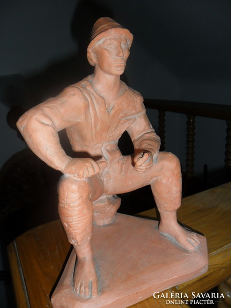 Varga Imre szobrász terrakotta szalonnázó férfi