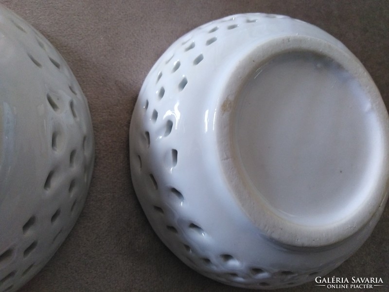 Kettő darab, szakított csipkemintás porcelán tányérka