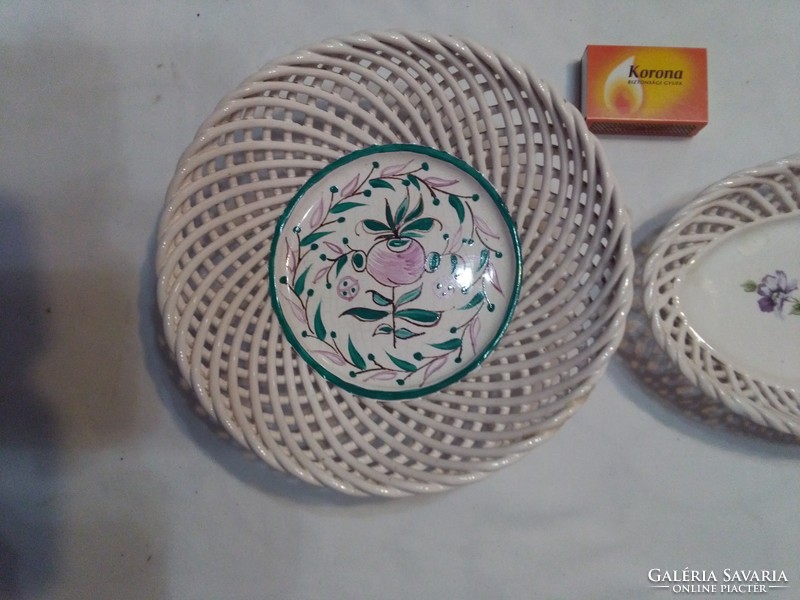 Két darab fonott szélű porcelán kosár, tál - együtt