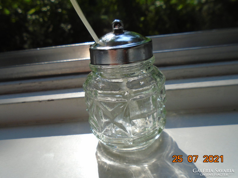 Dombormintás vastag öntött üveg  fűszer kínáló kiskanállal, menetes krómozott kupakkal