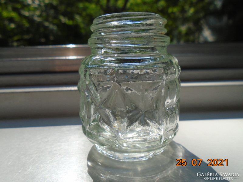 Dombormintás vastag öntött üveg  fűszer szóró, menetes krómozott kupakkal