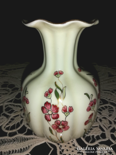 Zsolnay kézzel festett virágos gerezdes váza