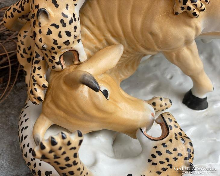 Bikára támadó leopárdok - porcelán figura