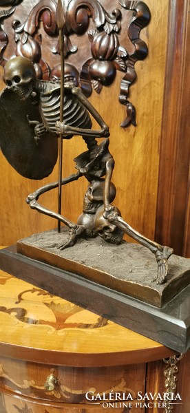 Túlélő csontváz - bronz szobor