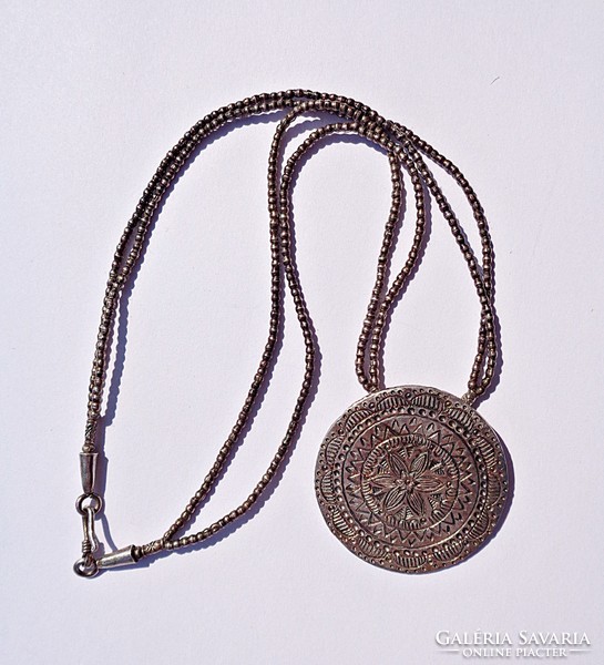 42 Cm. Long necklace with a large flower pattern pendant in the middle