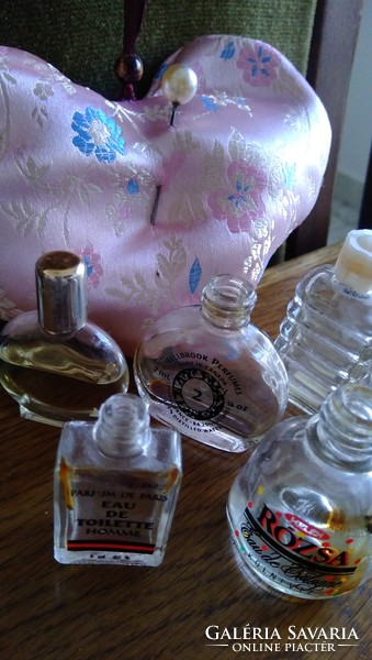 Régi mini parfümös üvegek 5 db ,+ ajándék: régi ,szív alakú brokát levendula párna kalaptűvel