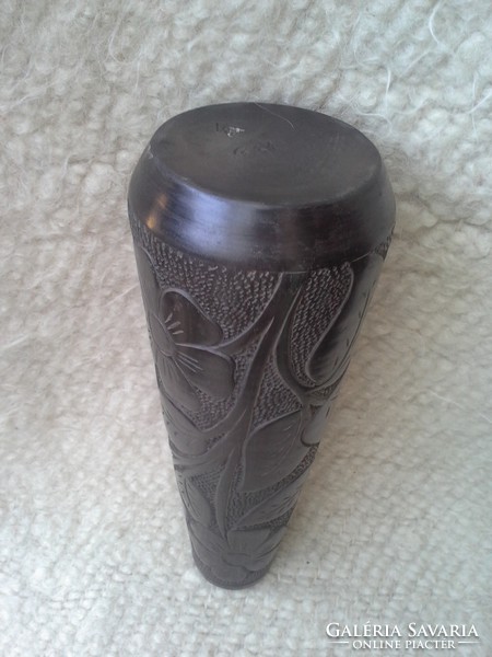 Striped or corundum, black vase, marked, slightly damaged. Height: 30cm. Cheaper!