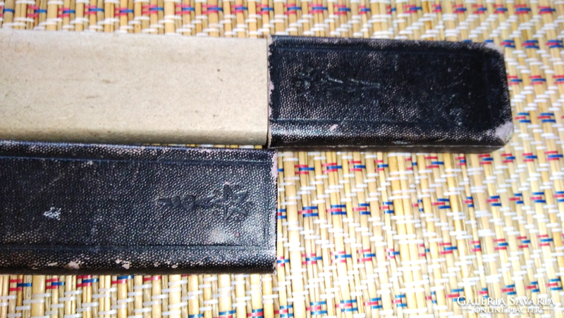 GYŰJTŐKNEK ! Régi,antik kb.100 éves nyeles borotva,eredeti nyomott logos dobozában monogram véséssel