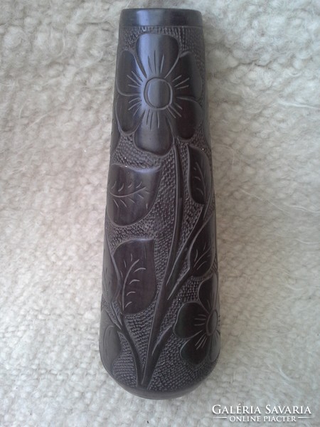 Striped or corundum, black vase, marked, slightly damaged. Height: 30cm. Cheaper!