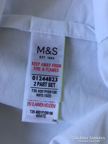 Fehér, azsúr mintás Marks and Spencer márkájú párnahuzat
