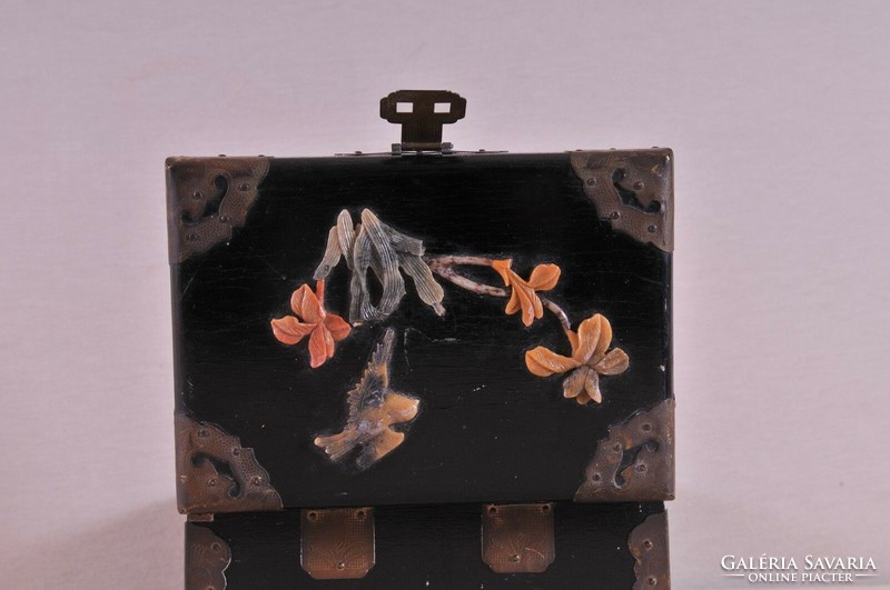 Kínai fekete lakkdoboz, szappankő virágdíszekkel