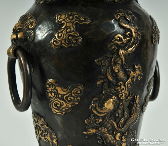 Bronz kínai váza a 18. századból sárkány mintákkal