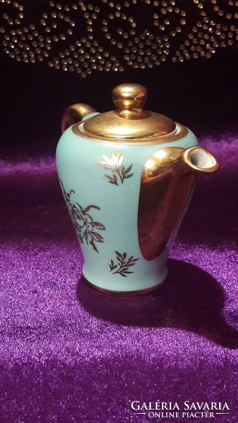 Kuriózum: miniatűr jelenetes porcelán kanna