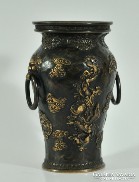 Bronz kínai váza a 18. századból sárkány mintákkal
