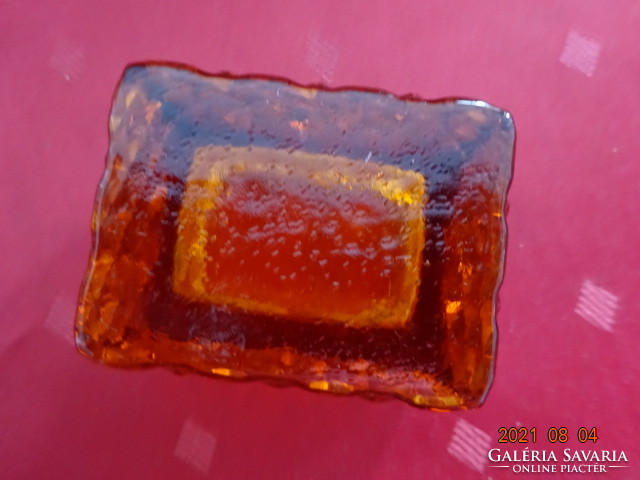 Honey brown, glass centerpiece. Size 6 x 4.5 x 4.5 cm. He has!