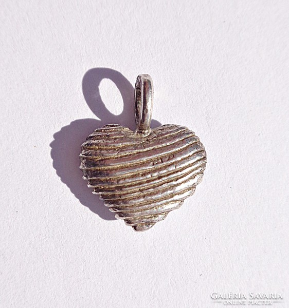 925-ös apró szív alakú medál