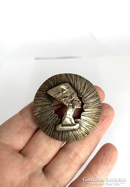 Vintage egyptian nofretete badge brooch from 60s copper