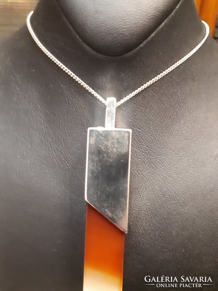 Agate pendant in silver socket