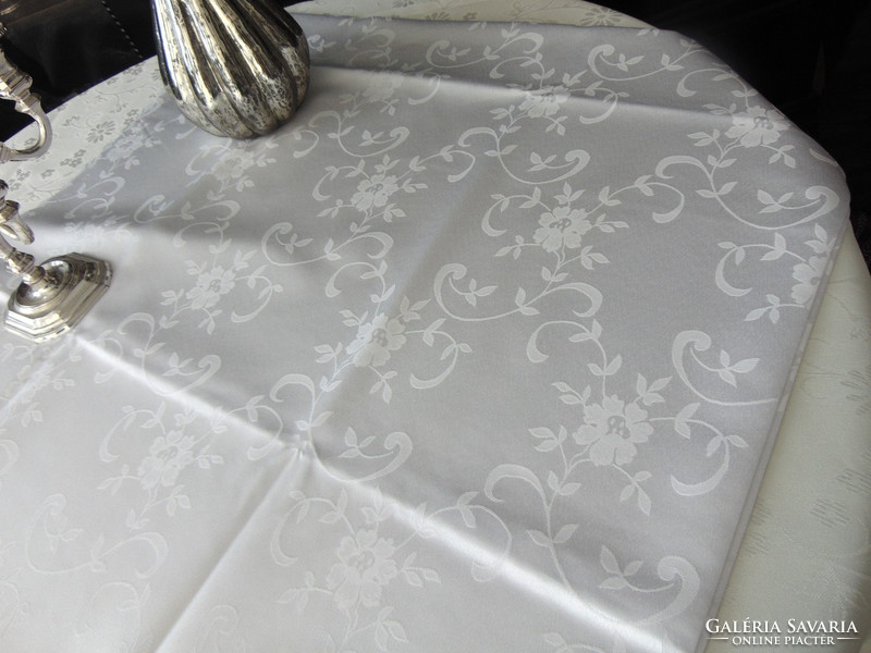 Fehér selyemdamaszt asztalterítő 154 x 256 cm  ovális !