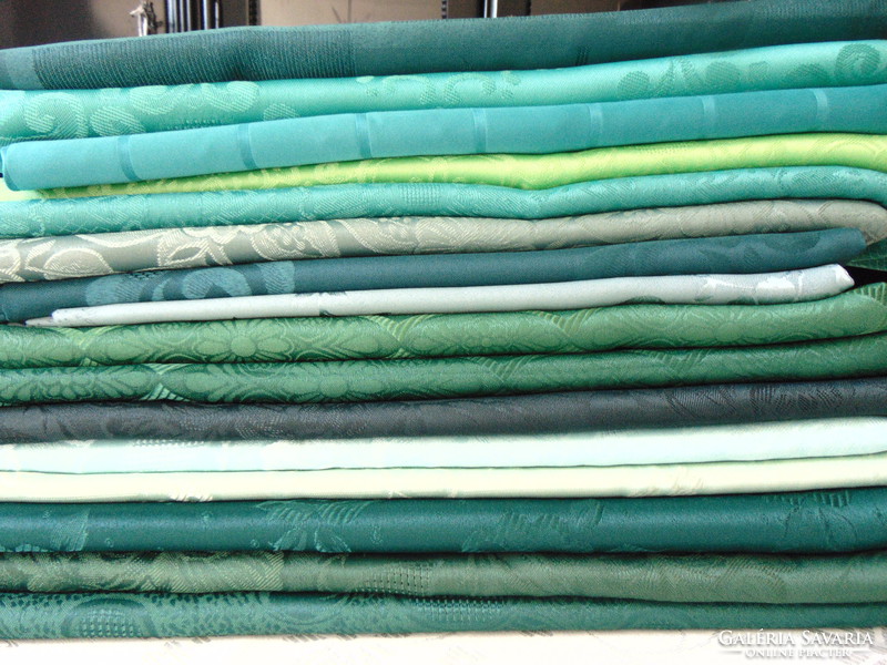 Smaragdzöld selyemdamaszt asztalterítő 140 x 280  cm téglalap