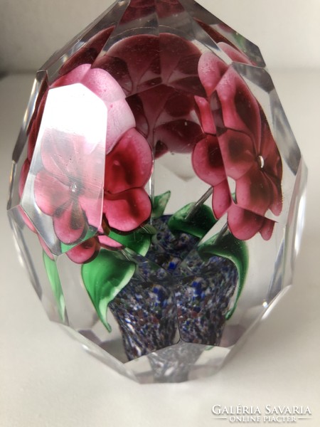 Gigantikus fazettált rózsás üveg levélnehezék