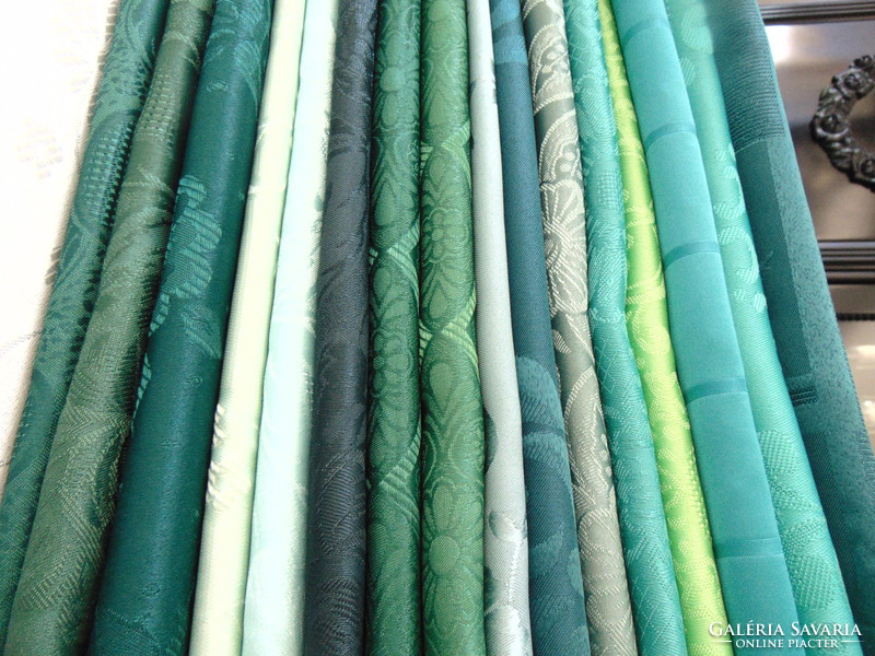 Smaragdzöld selyemdamaszt asztalterítő 160  x  300 cm ovális