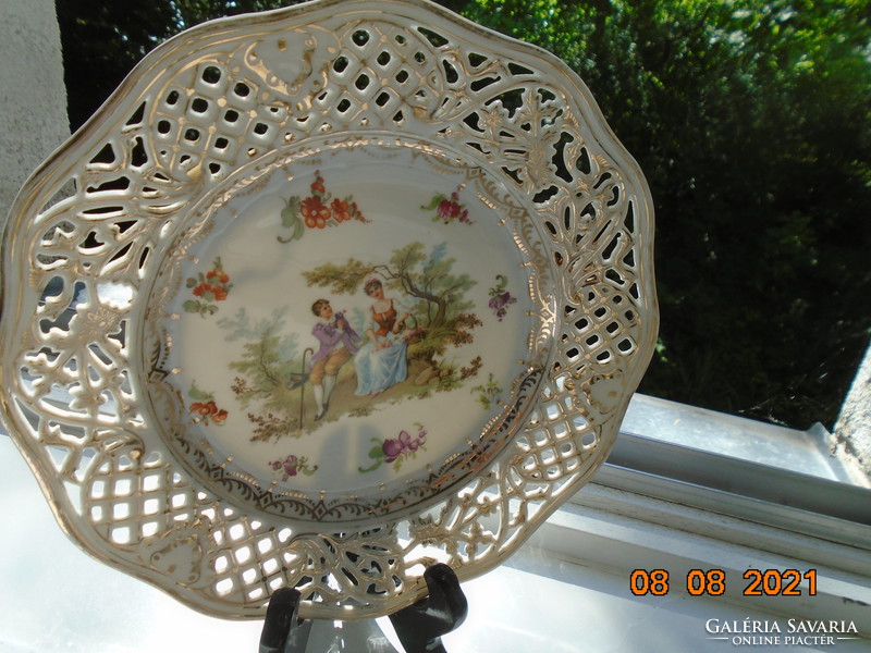 Altwien with a hand-painted hinge scene, with a gold pattern rim pierced with Meissen flowers, wall plate