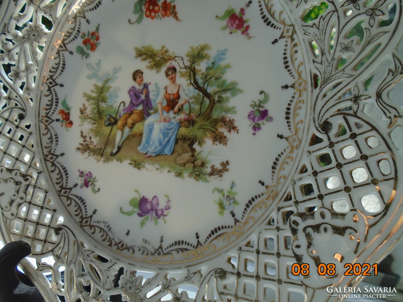 Altwien with a hand-painted hinge scene, with a gold pattern rim pierced with Meissen flowers, wall plate