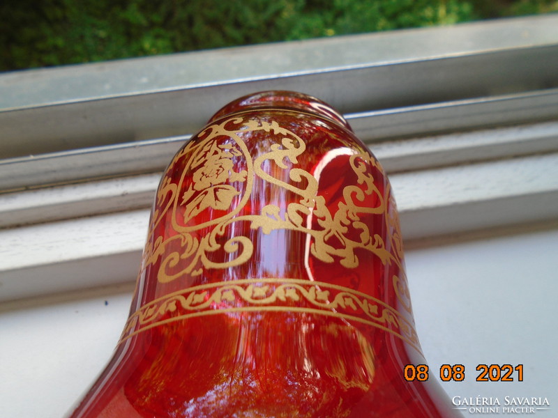 Rubin vöros kézműves üveg váza kézzel festett arany mintákkal