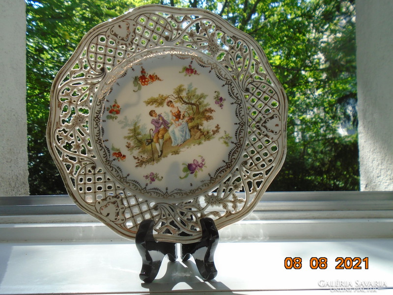 Altwien with a hand-painted hinge scene, with a gold pattern rim pierced with Meissen flowers, wall plate