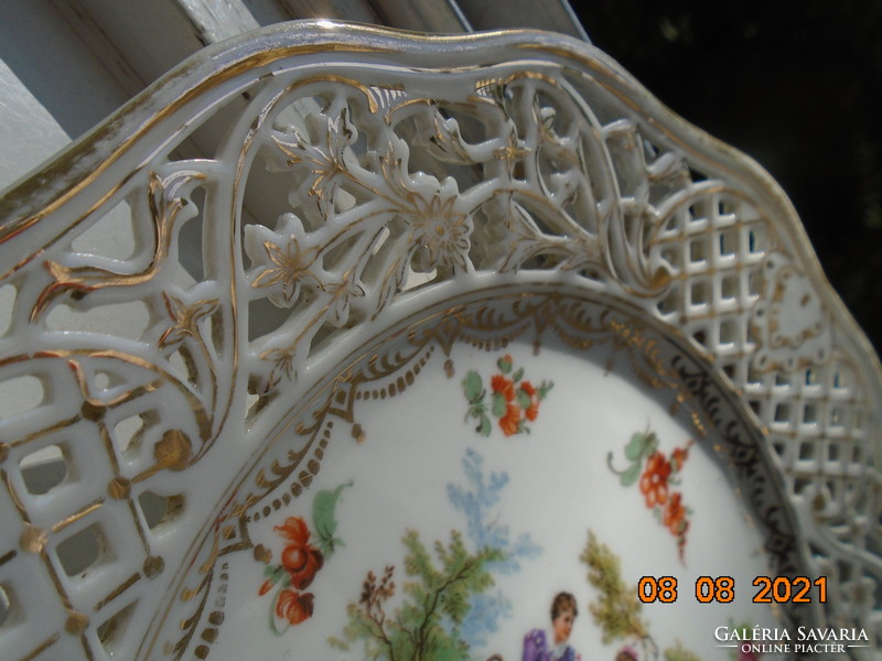 Altwien with a hand-painted hinge scene, with a gold pattern rim pierced with Meissen flowers, wall plate
