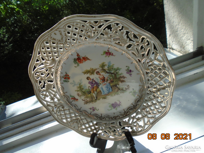 Altwien with a hand-painted hinge scene, with a gold pattern rim pierced with Meissen flowers, wall plate